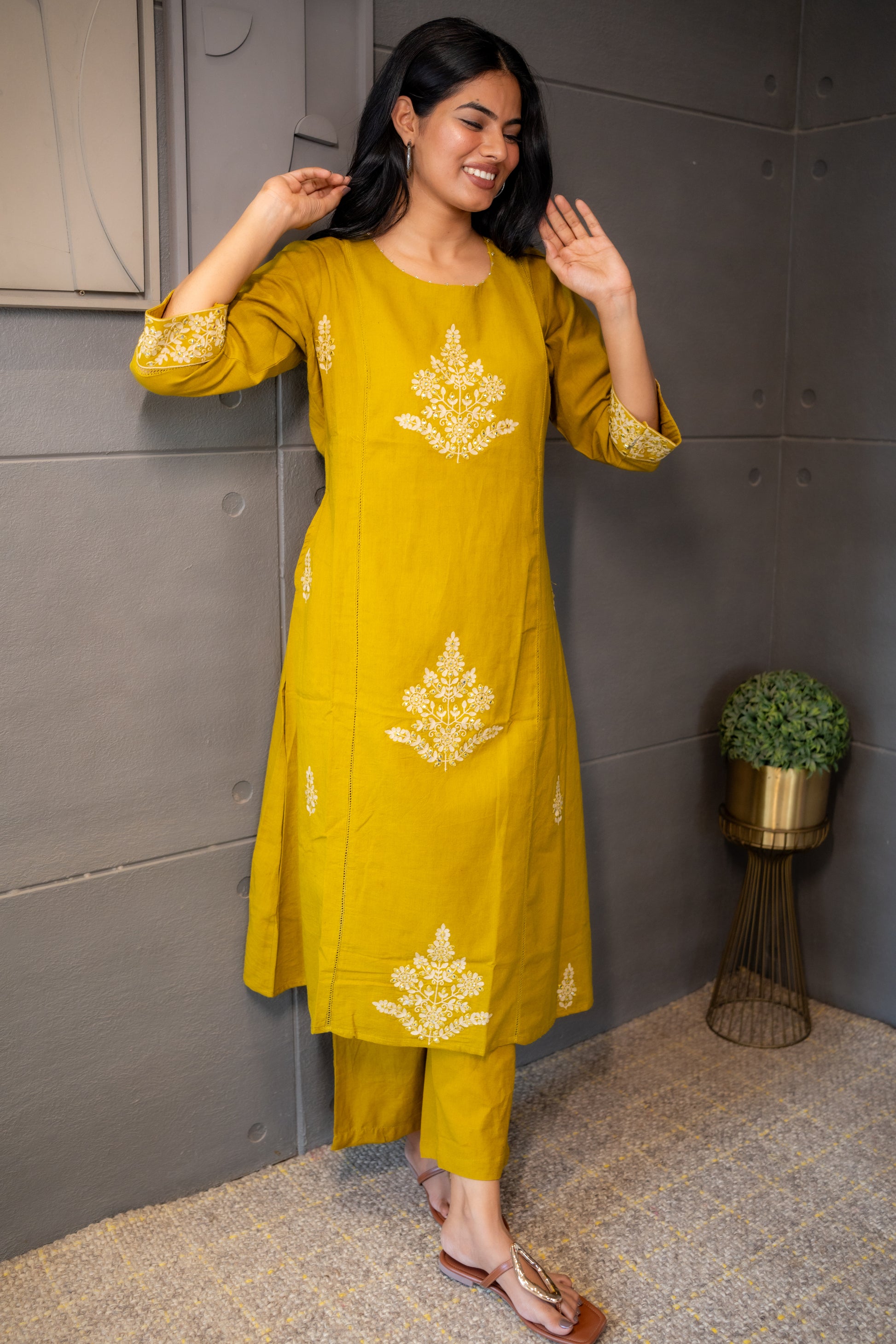 Elegant Women’s White Cotton Embroidered Kurta Set – Tanauri