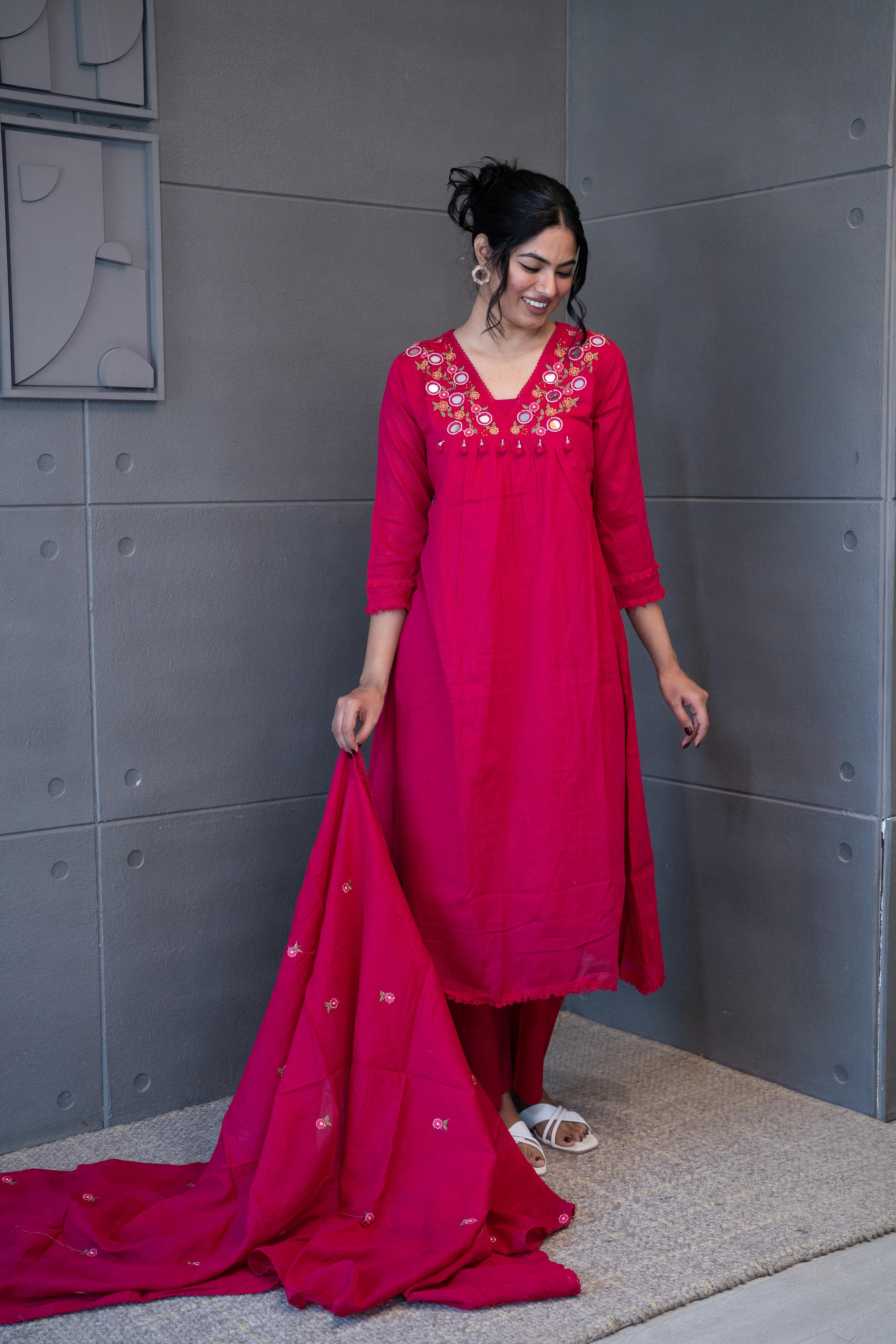 Gulaabi GLam Dupatta Set with delicate floral embroidery and mirror work by Tanauri