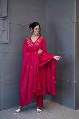 Gulaabi Glam Dupatta Set with delicate floral embroidery and mirror work by Tanauri