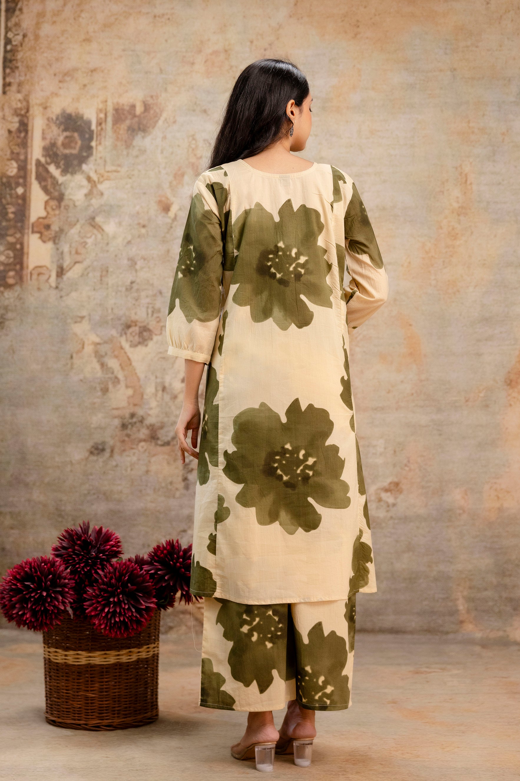 Beige cotton kurti with oversized green floral prints on back and sleeves

Straight-cut design with a round neckline and 3/4th sleeves

Soft, breathable fabric ideal for everyday ethnic wear

Pairs with matching wide-leg printed pants

Casual yet statement-making summer coord set for women