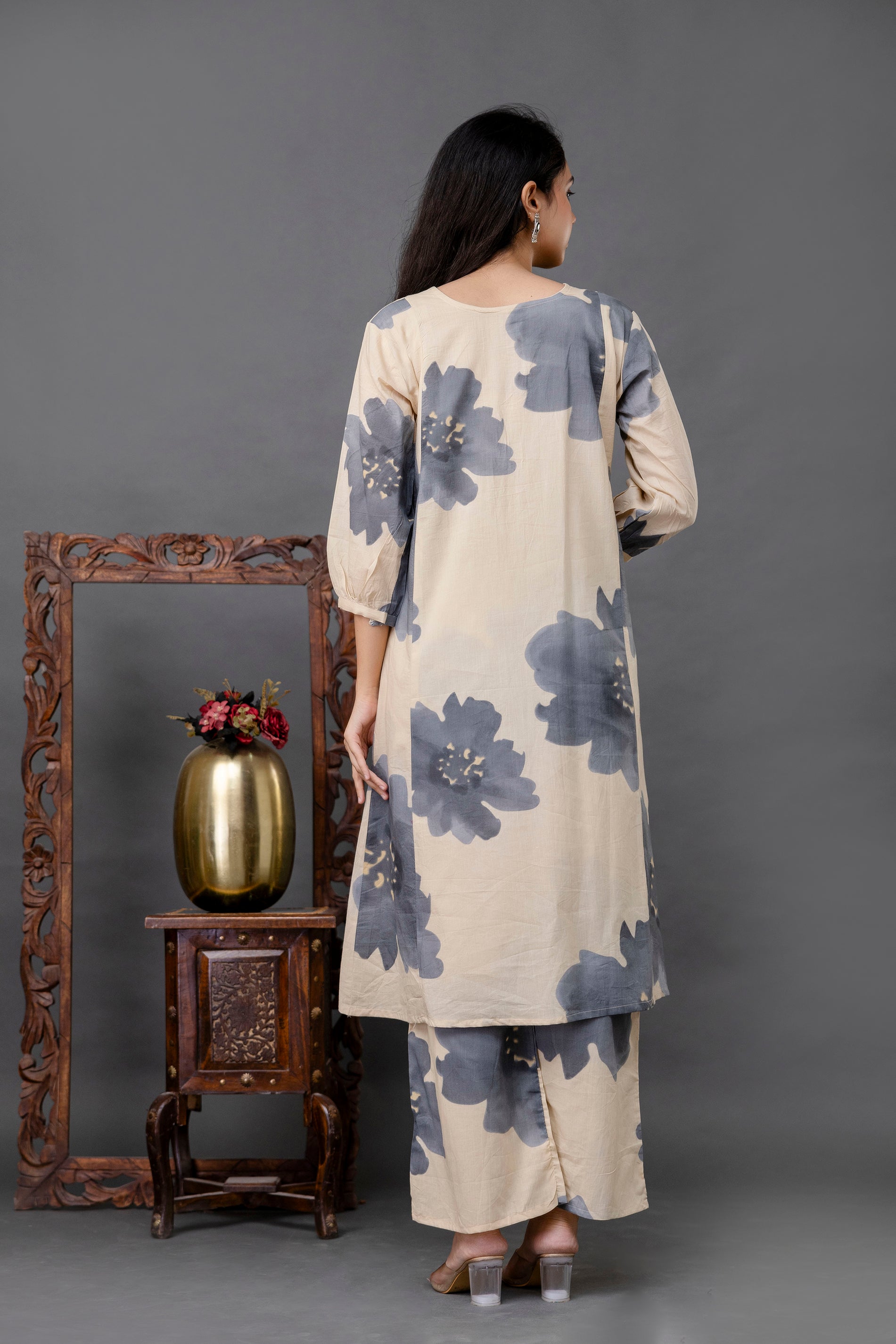 Oversized charcoal-grey floral print on soft cotton-blend fabric – Tanauri Gray Bloom Comfy Kurta Set.