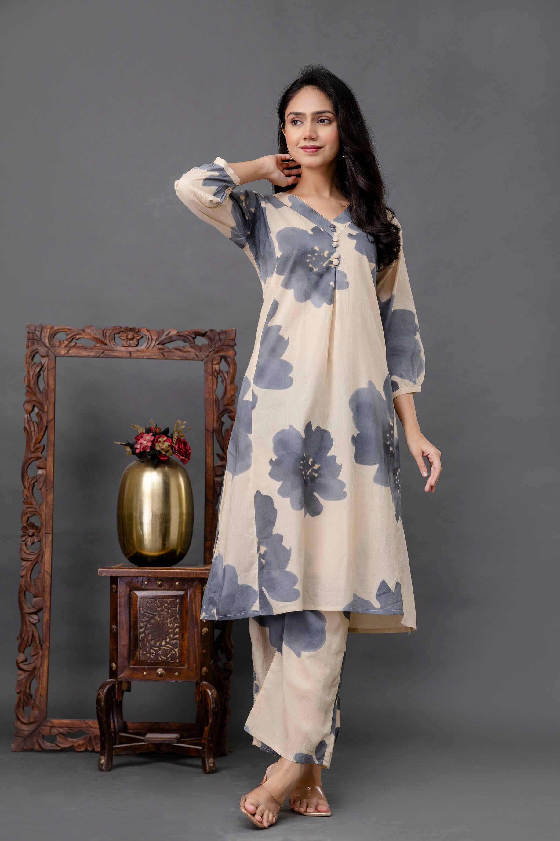 V-neck A-line kurta with gathered front detail and balloon sleeves – Tanauri Gray Bloom Kurta Set.