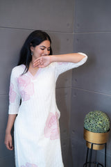 Pink Thread Kurta Set by Tanauri: White cotton two-piece suit with embroidered V-neckline