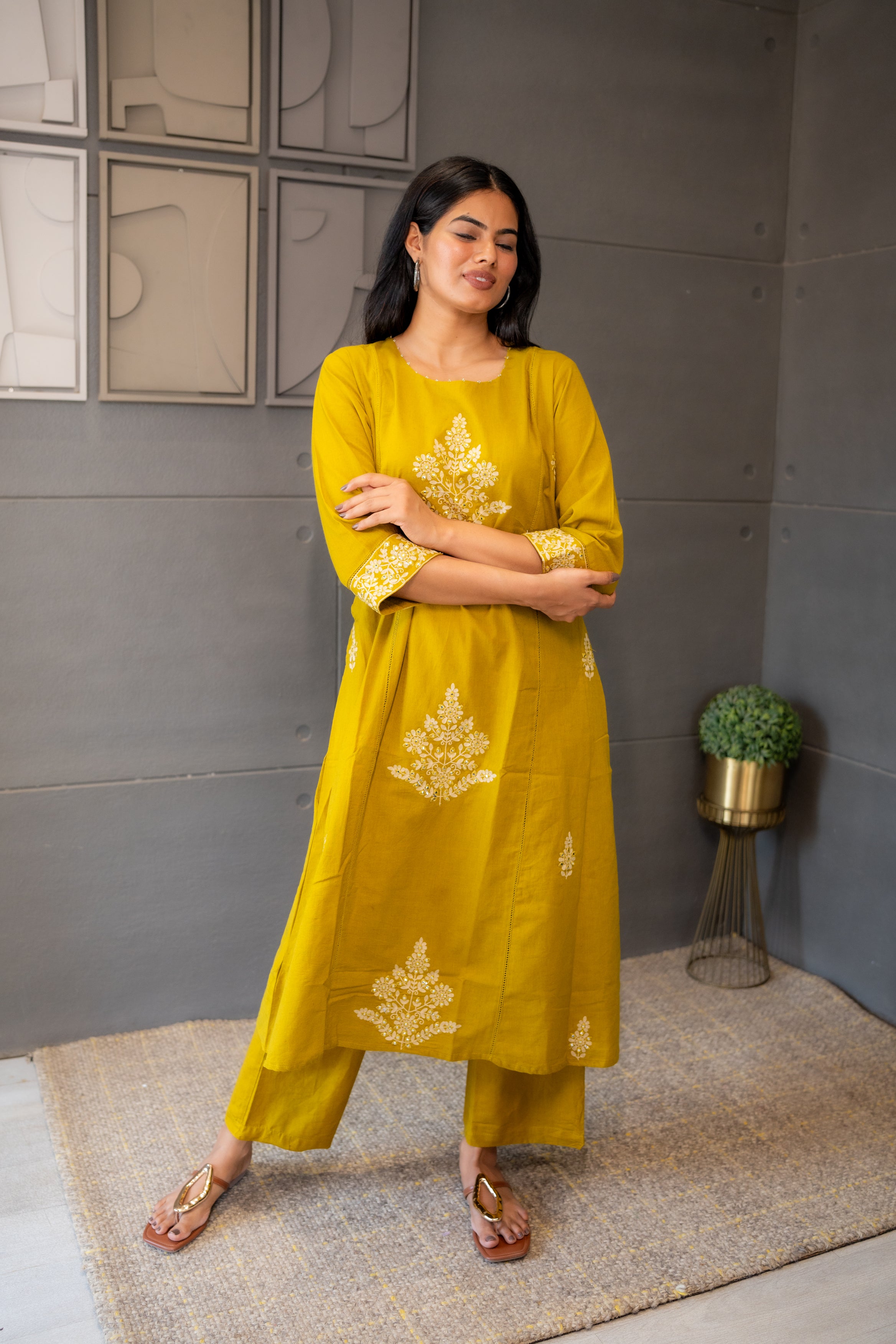 Afsana Kurta Set – White Thread Embroidered Cotton Kurta Set by Tanauri