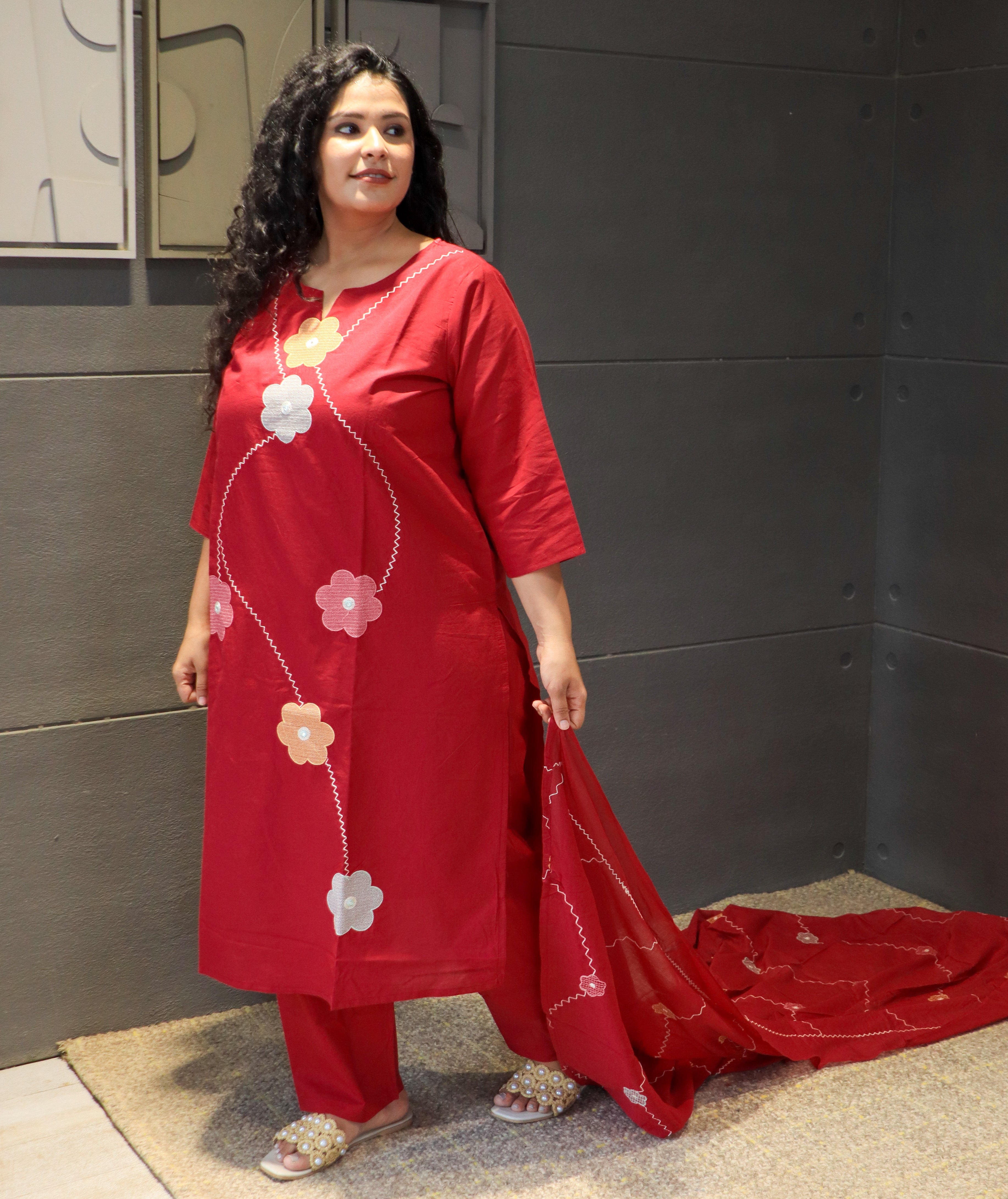 Rangtaari Threads Dupatta Set – red floral applique cotton kurta set by Tanauri.