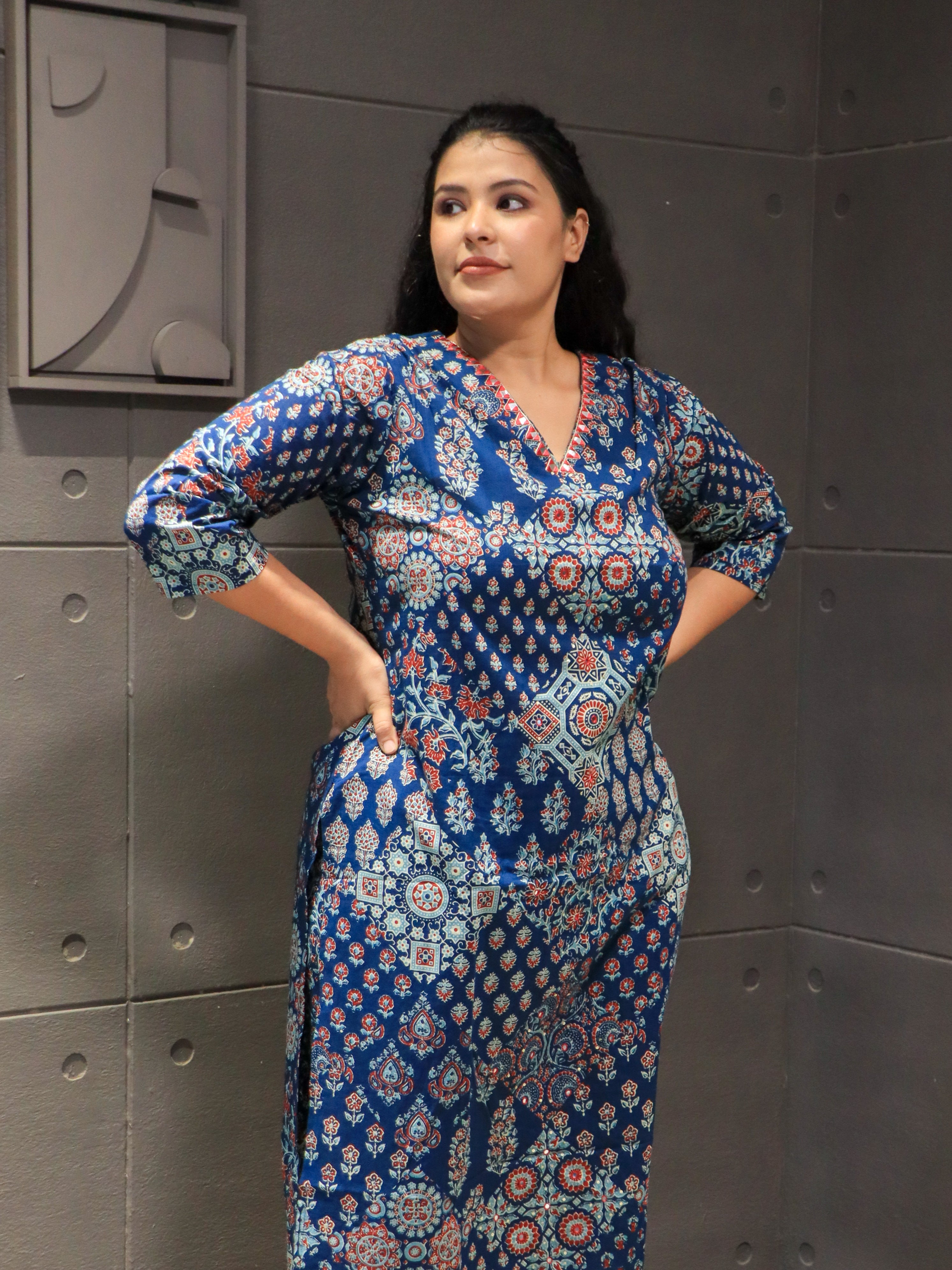 Back design of navy blue printed cotton kurta set – Jarokha by Tanauri.